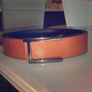 Never worn BRAND NEW REVERSIBLE Tumi belt